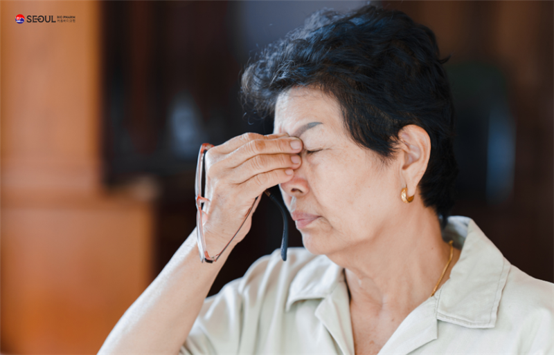 Vì sao người trên 40 dễ bị đục thủy tinh thể và thoái hóa điểm vàng?